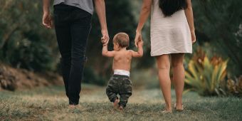 Kind mit seinen Eltern