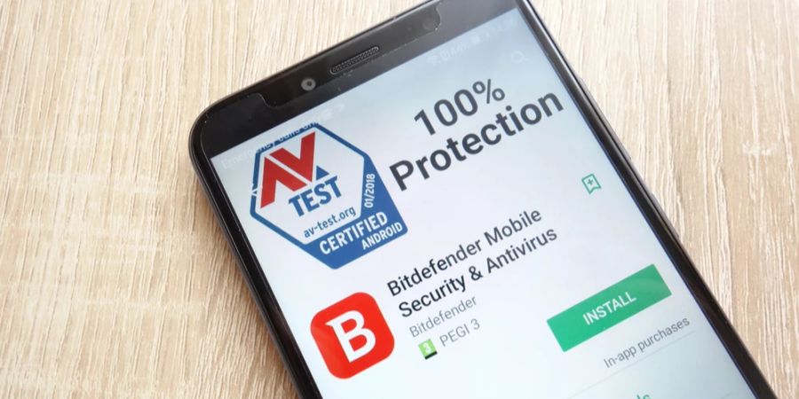 Smartphone Holztisch Webseite Bitdefender