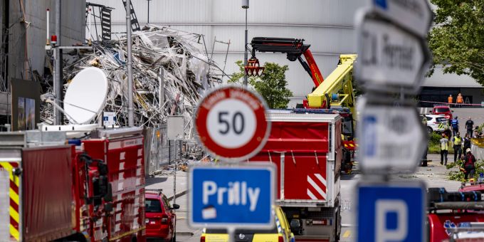 Die Rettungsdienste arbeiten nach dem Einsturz eines Gerüsts des Holzturms Malley Phare am Freitag, den 12. Juli 2024 in Prilly bei Lausanne. Prilly Gerüsteinsturz
