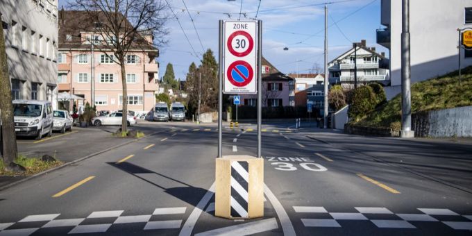 Die Grünen des Kantons Luzern fordern die konsequente Förderung und niederschwellige Einführung von Tempo 30. (Symbolbild) Grüne Luzern Tempo 30