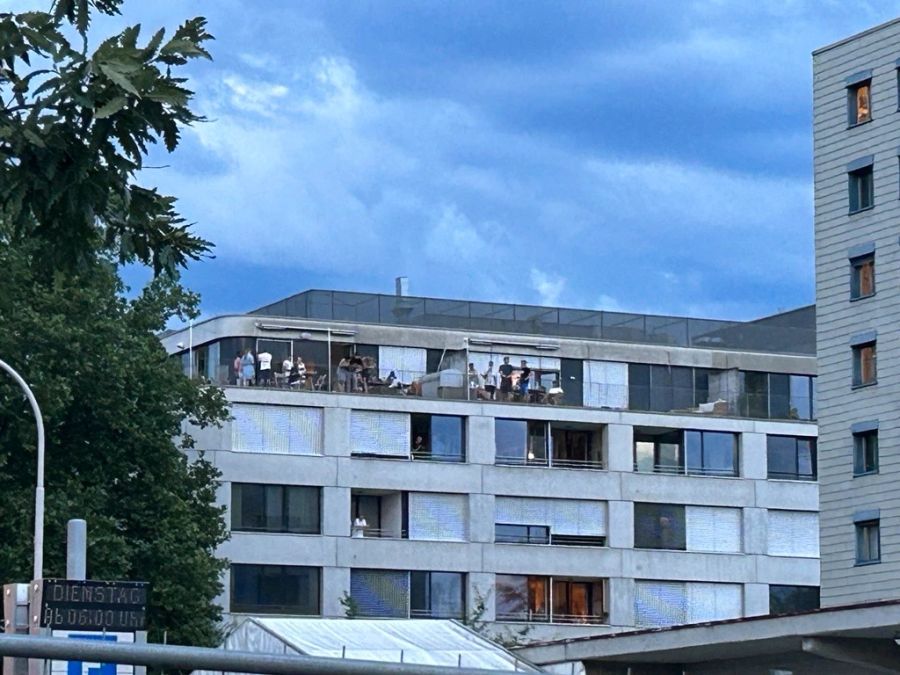 Wer kann, sitzt mit seinen Freunden auf dem Balkon und schaut Taylors Konzert gratis.