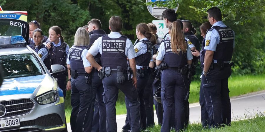 In Albstadt hat die Polizei drei Tote und zwei Schwerverletzte gefunden.