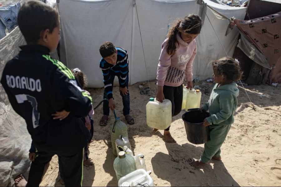 Das Gesundheitsministerium von Gaza fordert einen Stopp der israelischen Offensive, um sauberes Wasser einzuführen.