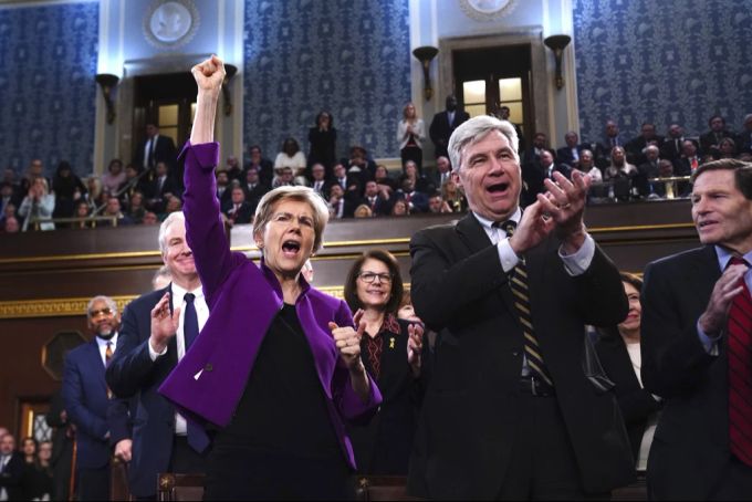 Senatorin Elizabeth Warren und Senator Sheldon Whitehouse jubeln während der «State of the Union»-Rede von Präsident Joe Biden, am 7. März 2024. Elizabeth Warren Sheldon Whitehouse