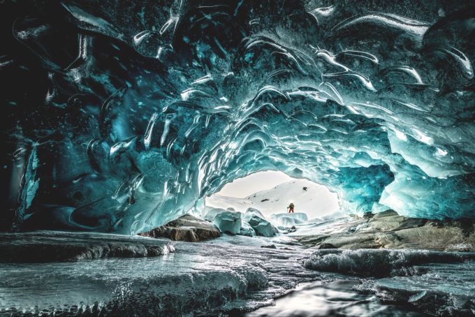 Der Rollibock soll in einer eisigen Höhle im Aletschgletscher erschienen sein. Eishöhle