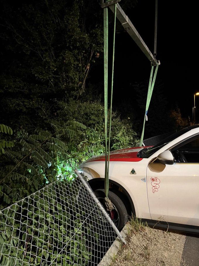 Das Fahrzeug musste abtransportiert werden. Abtransportiert.
