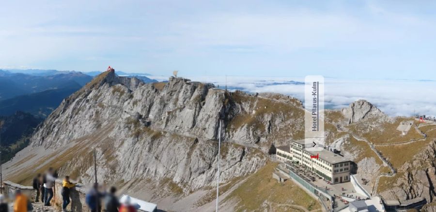 Das Hotel Pilatus Kulm über dem Nebelmeer. (20.10.24, 12:30 Uhr)