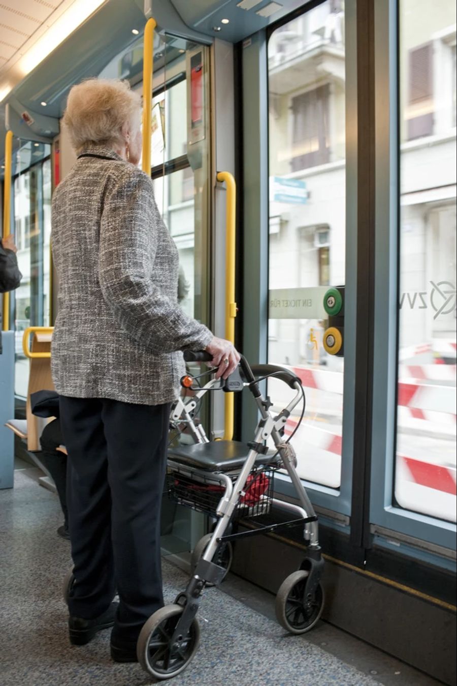 Für ältere Menschen ist der Ein- und Ausstieg im ÖV oft beschwerlich. (Symbolbild)