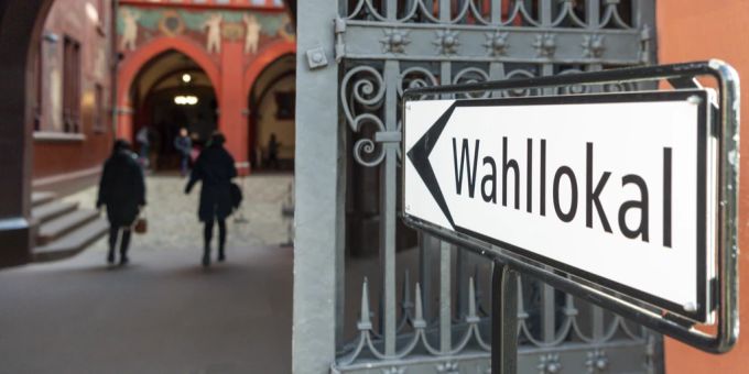 Ein Hinweisschild zum Wahllokal vor dem Rathaus in Basel. (Archivbild) Wahllokal