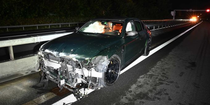 Auf der A2 bei Inwil prallte ein Autofahrer in eine Leitplanke. Leitplanke kollidiert.