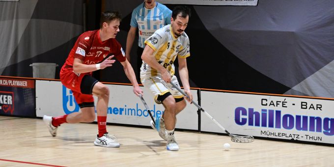Thuns Dario Küenzi (l.) kämpft um den Ball. Unihockey Dario Küenzi