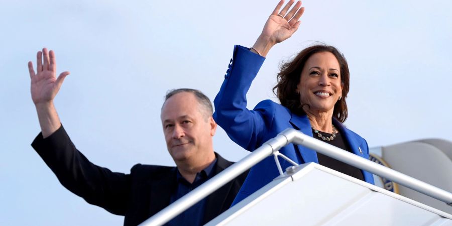 Oft neben der demokratischen US-Präsidentschaftskandidatin Kamala Harris: Ihr Ehemann Doug Emhoff, der seit 2021 der erste Second Gentleman des Landes ist. (Archivbild)