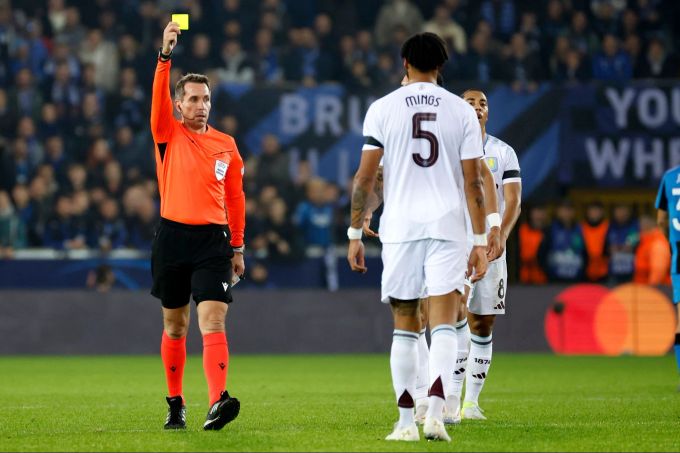 Schiri Tobias Stieler zeigt Tyron Mings von Aston Villa die Gelbe Karte. Aston Villa
