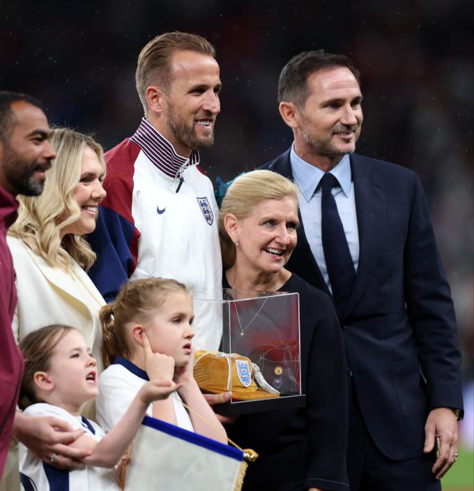 Harry Kane wird vor dem Spiel geehrt. Harry Kane