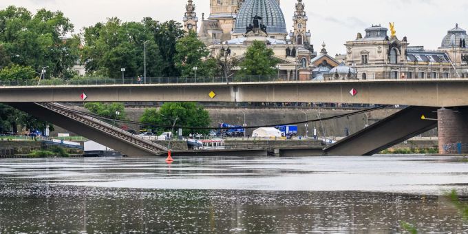 Ein Hochwasser in der Elbe könnte die Arbeiten an der eingestürzten Carolabrücke erschweren. Ein Hochwasser in der Elbe könnte die Arbeiten an der eingestürzten Carolabrücke erschweren.