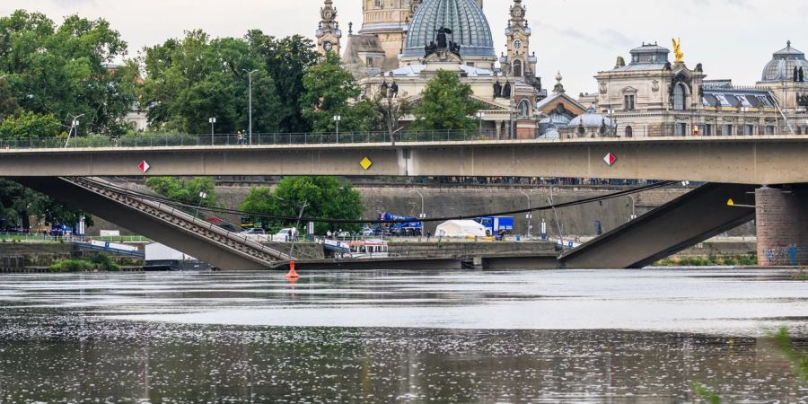 Ein Hochwasser in der Elbe könnte die Arbeiten an der eingestürzten Carolabrücke erschweren.