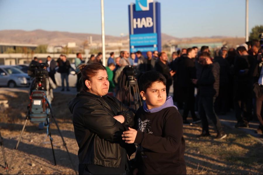 Dies, nachdem eine Entspannung der türkisch-kurdischen Beziehungen in Sicht war (hier ein Bild von Mutter und Sohn vor dem Luftfahrtzentrum in Ankara).