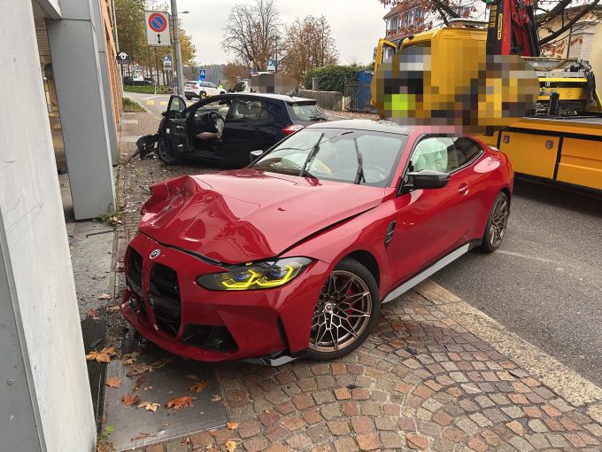 Durch den Unfall entstand ein hoher Sachschaden. Sachschaden