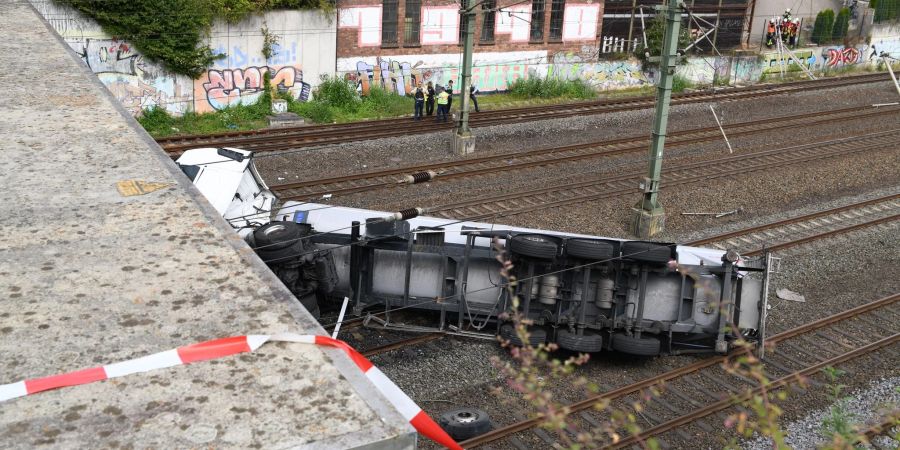 An einem Bahnhof in Kerpen westlich von Köln ist ein Lastwagen von einer Brücke auf Gleise gestürzt.