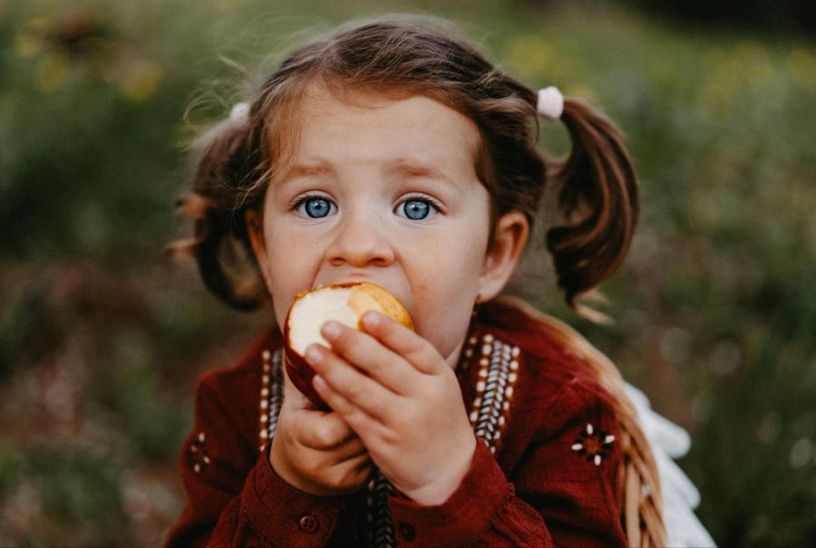 Mädchen isst Apfel