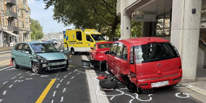 St. Gallen: Autofahrer kollidiert mit parkiertem Auto. Kollison in St. Gallen