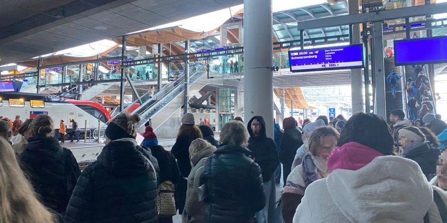 Der Bahnhof Bern wurde am Freitagmorgen von Pendlerinnen und Pendler überströmt.