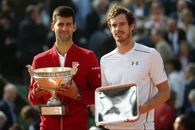 Novak Djokovic (l) und Andy Murray (r) nach dem Endspiel der French Open 2016 in Paris. Novak Djokovic Andy Murray