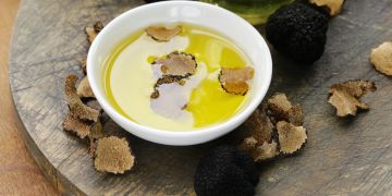 Olivenöl aromatisiert mit schwarzem Trüffel