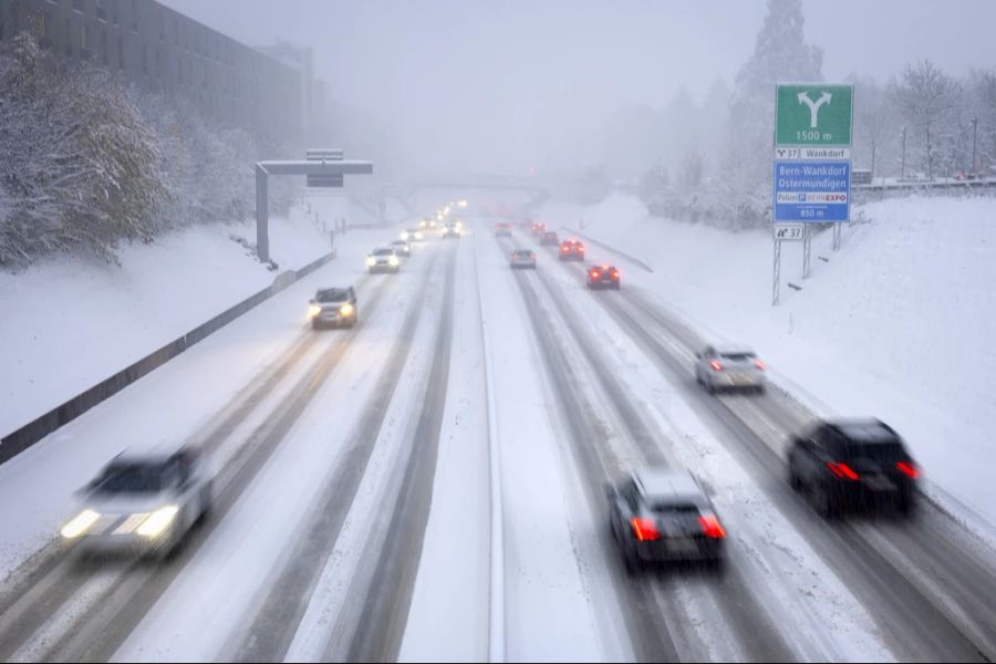 Der erste Schnee des Winters sorgte für ein Verkehrschaos – auch auf schlecht geräumten Autobahnen, wie hier in Bern.