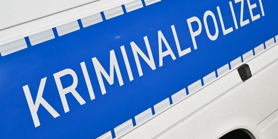 Die Kriminalpolizei ermittelt nach dem Fund eines Toten in einer Tiefkühltruhe in Verl.