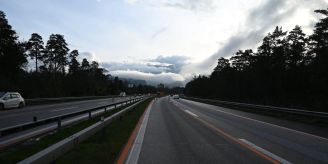 A13 bei Weite SG - Autofahrer (33) prallt in vier Absperrbaken