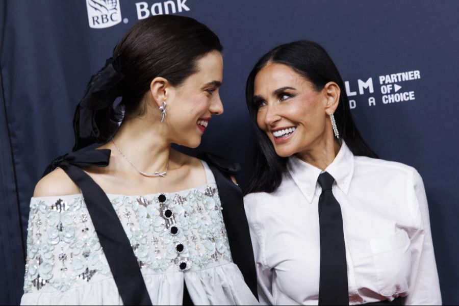 Margaret Qualley (rechts) und Demi Moore (links) bei der Premiere von «The Substance» beim Toronto Film Festival.