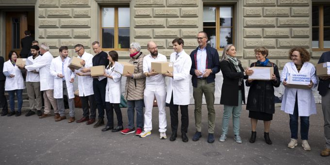 Die Einreichung der Initiative «Ja zur medizinischen Versorgungssicherheit». Initiative