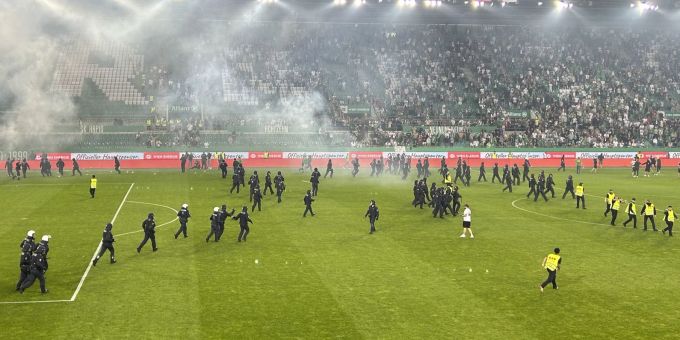 Die Vorfälle beim Wiener Derby haben Konsequenzen. Rapid Austria Wiener Derby