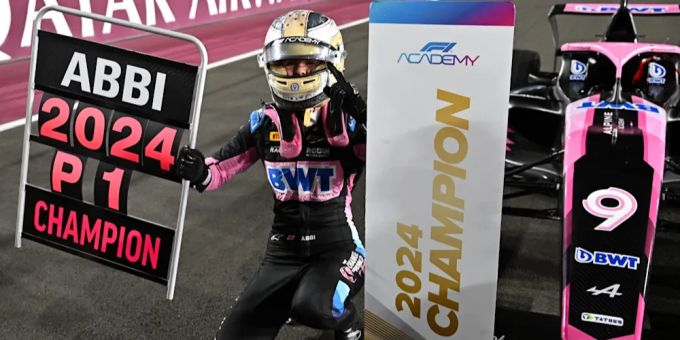 Abbi Pulling feierte den F1-Academy-Titel im Rahmen der Formel 1 in Katar – doch sie muss noch warten. Abbi Pulling Formel 1