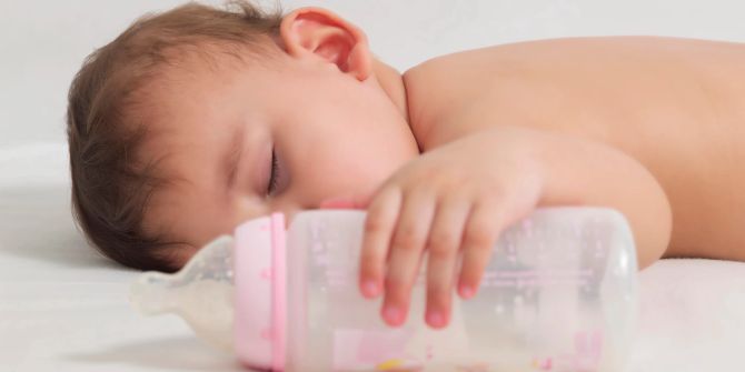 baby mit flasche