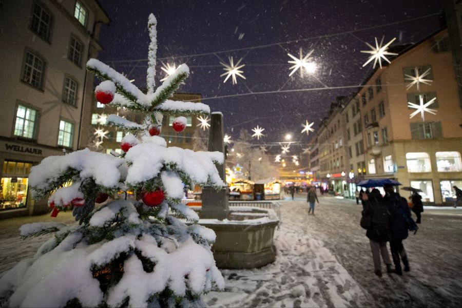 Schnee Menschen Brunnen Innenstadt