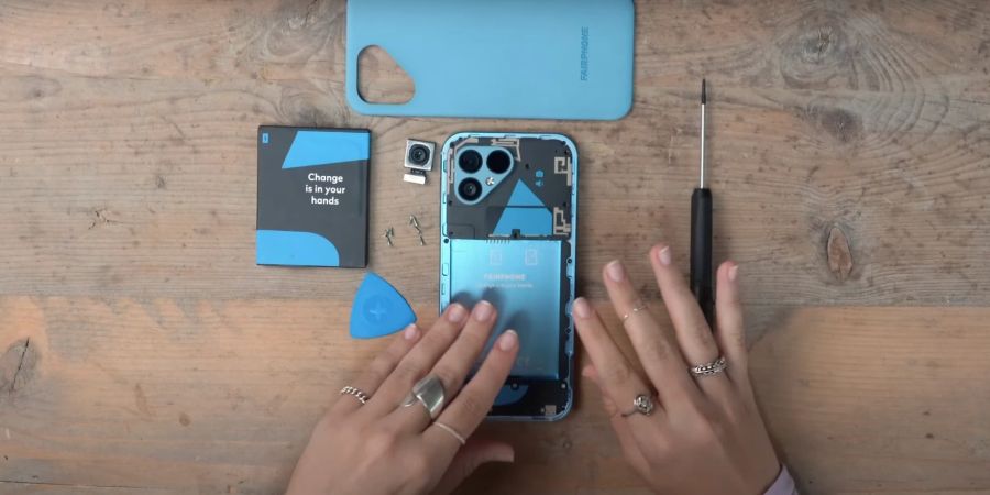 Werbevideo Ausschnitt Frau zerlegt Fairphone in Einzelteile