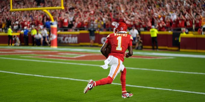 Xavier Worthy spielte erstmals in seiner Karriere in der NFL und erzielte gleich zwei Touchdowns für die Kansas City Chiefs. Xavier Worthy spielte erstmals in seiner Karriere in der NFL und erzielte gleich zwei Touchdowns für die Kansas City Chiefs.
