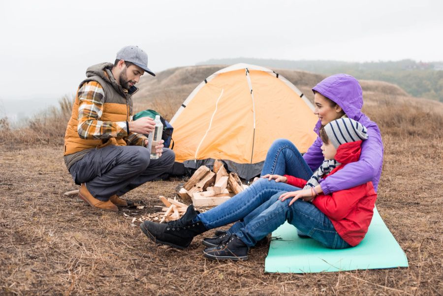 Familie beim Zelten, Camping