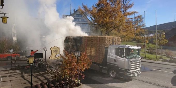 Mitarbeiter einer Strassenbaufirma leisteten Hilfe. Brand