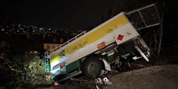 Lastwagen in St. Gallen verunfallt. Lastwagen verunfallt.