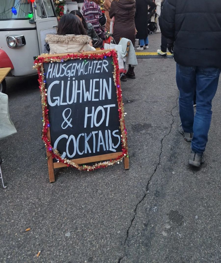 Auf der anderen Seite des Rheins, in der Adväntsgass, hat man sich geeinigt, dass Glühwein 6 Franken kosten muss.