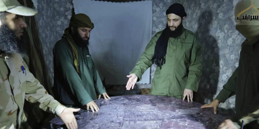 Abu Mohammed al-Dschulani (Zweiter von rechts) hat bekannt gegeben, dass es eine friedliche Machtübernahme geben soll.