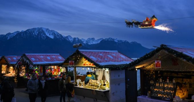 Am Weihnachtsmarkt in Montreux kommt jeden Abend der Weihnachtsmann zu Besuch. Weihnachtsmarkt Montreux Noël