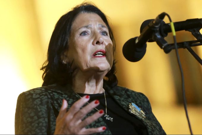 Georgien Staatspräsidentin Salome Surabischwili ist das wohl prominenteste Gesicht der Pro-EU-Protestbewegung in Georgien. Georgien EU Salome Surabischwili
