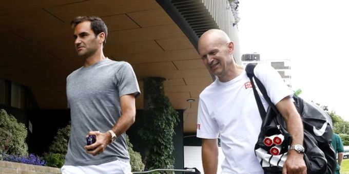 Roger Federer e Ivan Ljubici em Wimbledon em 2019. Roger Federer
