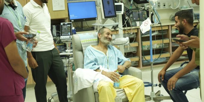 Auf diesem Foto sitzt Kaid Farhan Al-Qadi, der von militanten Hamas-Kämpfern in Gaza als Geisel gehalten wurde, in einem Zimmer des Soroka Medical Center in Beerscheba. Die Aufnahme stammt vom Büro des israelischen Premierministers, am Dienstag, 27. August 2024. israel geisel
