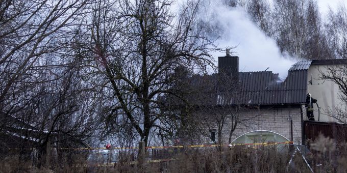 Direkt neben diesem Haus ist gestern Montag ein DHL-Flugzeug in Litauen abgestürzt. Haus