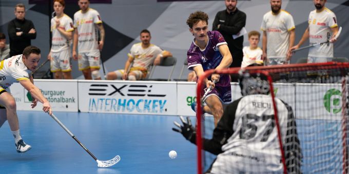 Janis Graf schiesst auf das Churer Tor, kann die Niederlage für Floorball Thurgau aber nicht verhindern. Floorball Thurgau